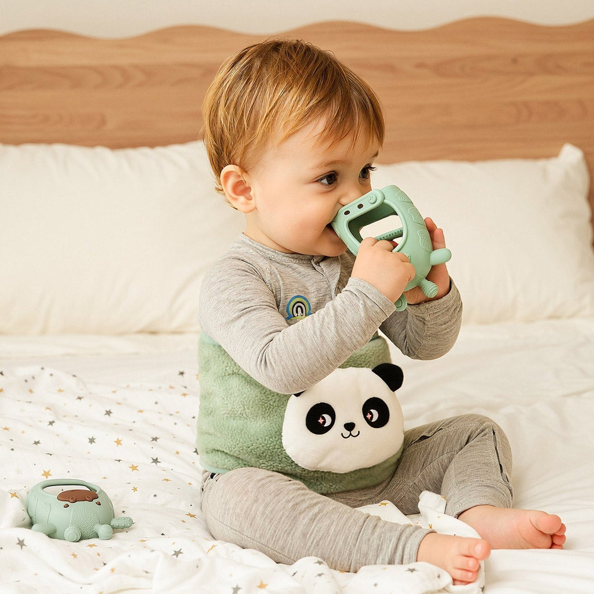 Bebi duke përdorur dhëmbëzuesen Momcozy